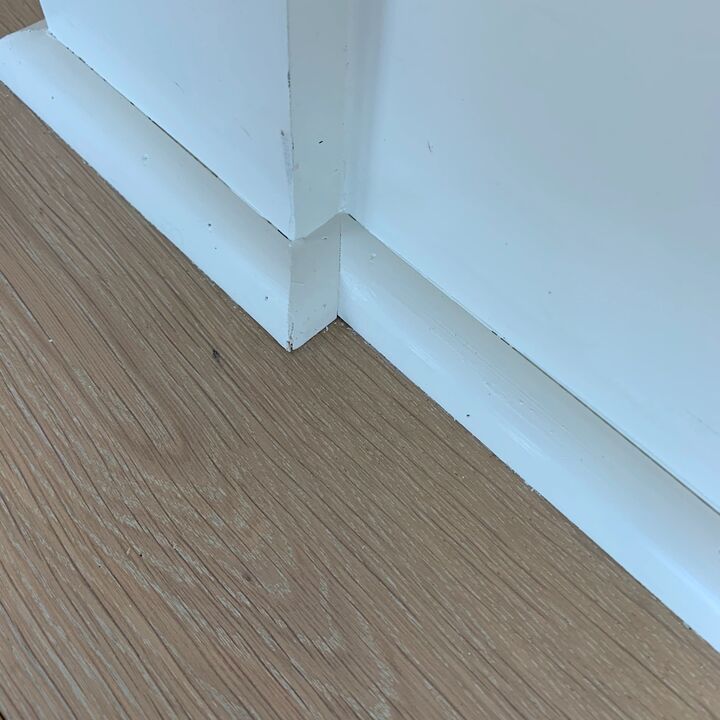 Close view of baseboard and quarter-round meeting the floor at an internal corner